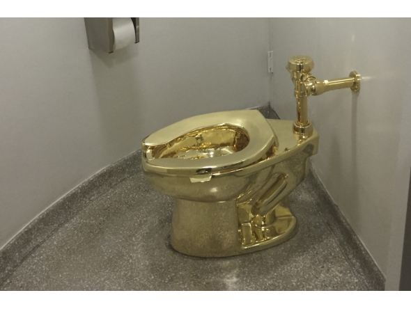 (FILES) A fully functioning solid gold toilet, made by Italian artist Maurizio Cattelan, is going into public use at the Guggenheim Museum in New York on September 15, 2016. (Photo by William EDWARDS / AFP)