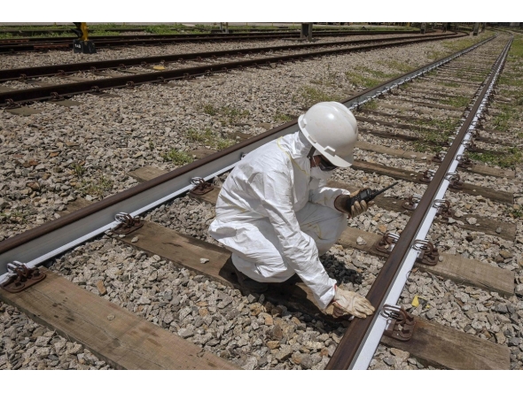 An Employee of ViaMobilidade - a company that manages subway and train lines in the Sao Paulo metropolitan area - takes the temperature of railway tracks in Osasco, Sao Paulo state, Brazil on February 24, 2025. (Photo by Nelson ALMEIDA / AFP)
