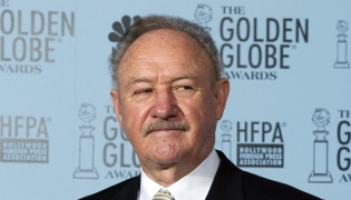  Actor Gene Hackman holds the Cecile B. DeMille Award at the 60th Annual Golden Globe Awards 19 January 2003 in Beverly Hills, California. Photo by HECTOR MATA / AFP