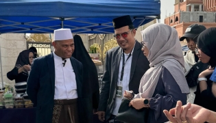 Indonesian Ambassador H E Ridwan Hassan visits a stall during the festival.
