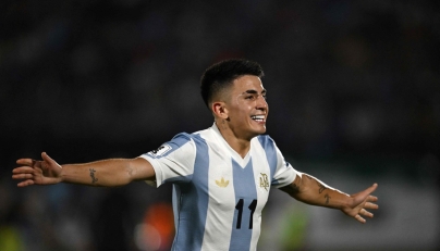 TOPSHOT - Argentina's midfielder #11 Thiago Almada celebrates after scoring during the 2026 FIFA World Cup South American qualifiers football match between Uruguay and Argentina at the Centenario stadium in Montevideo, on March 21, 2025. (Photo by Eitan ABRAMOVICH / AFP)
