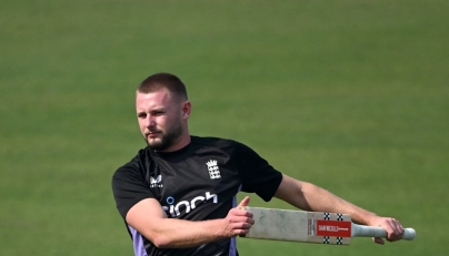 England’s Gus Atkinson attend a practice session ahead of their first Twenty20 international cricket match against India at the Eden Gardens in Kolkata on January 21, 2025. (Photo by Dibyangshu Sarkar / AFP) 