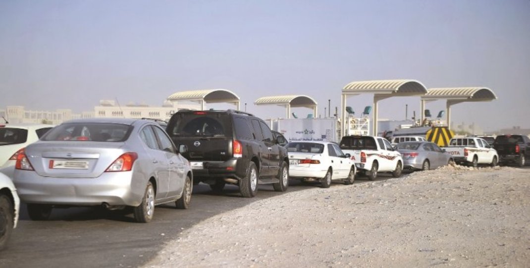 Motorists stuck in long queues at Woqod's mobile fuel station in Al Wukair Pic: Abdul Basit | The Peninsula