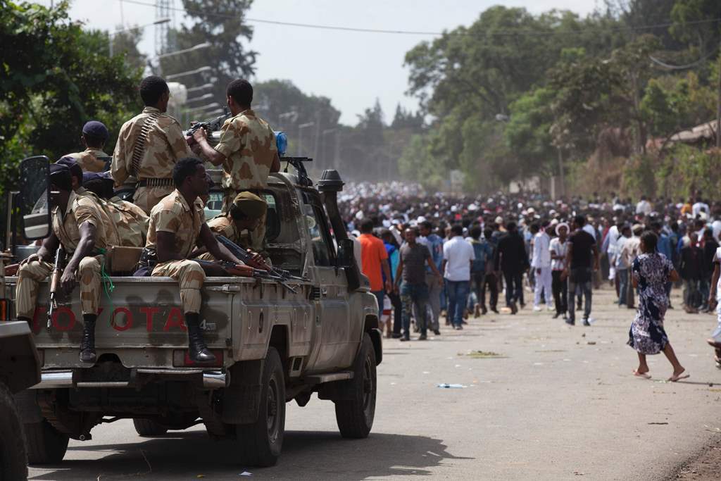 Oromo regional police officers wait in a pick up car during the Oromo new year holiday Irreechaa in Bishoftu on October 2, 2016. AFP / Zacharias ABUBEKER