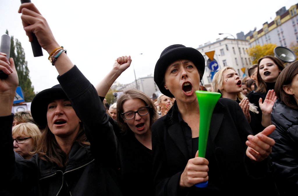 Woman shout slogans as they gather in an abortion rights campaigners' demonstration to protest against plans for a total ban on abortion in front of the ruling party Law and Justice (PiS) headquarters in Warsaw, Poland October 3, 2016. REUTERS/Kacper Pemp