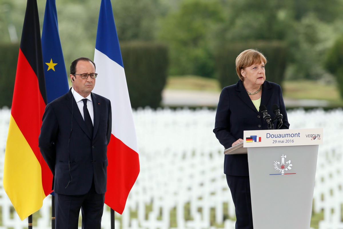 Angela Merkel delivers a speech near Francois Hollande in the Douaumont Ossuary during a centenary of the battle of Verdun in Douaumont, France. 29 May, 2016. (EPA) 