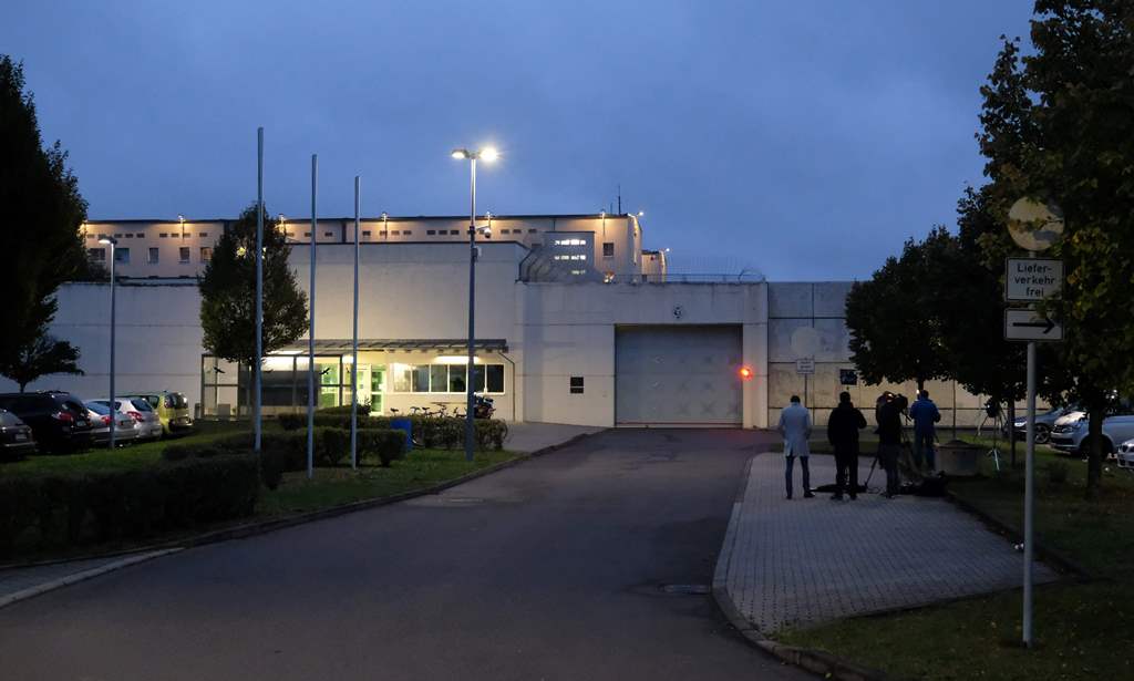 Journalists stand in front of the prison in Leipzig, eastern Germany, on early October 13, 2016. Germany OUT / AFP / dpa / Sebastian Willnow