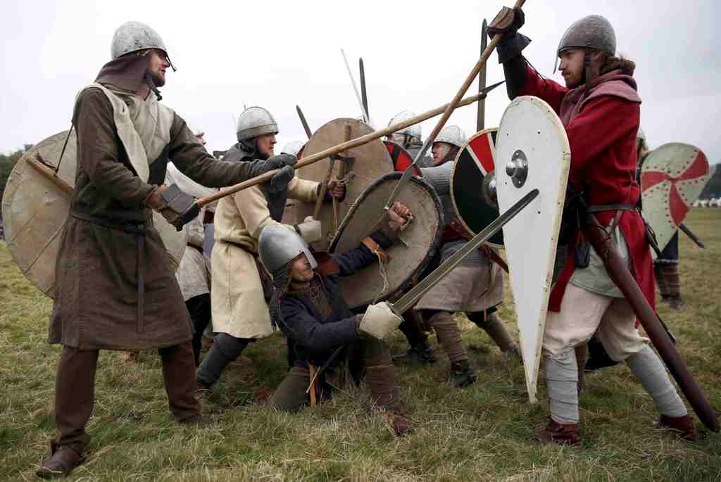 Re-enactors participate in a demonstration before a re-enactment of the the Battle of Hastings on the 950th anniversary of the battle, in Battle, Britain October 15, 2016. REUTERS/Neil Hall