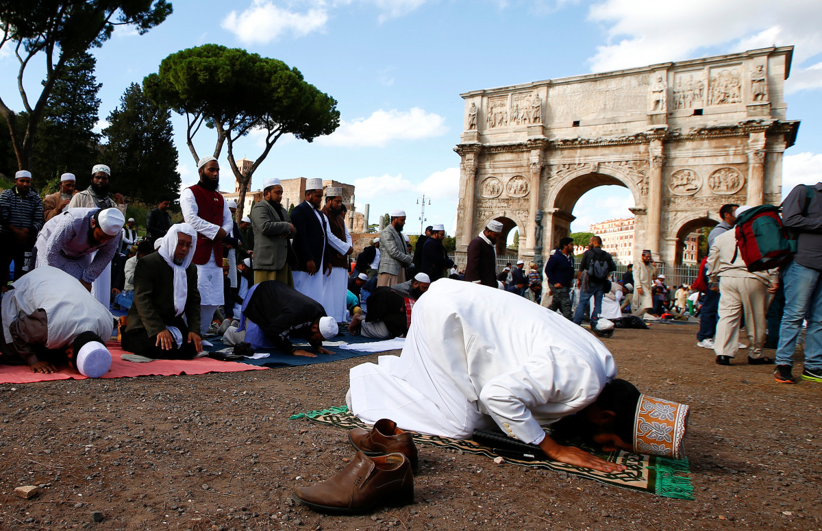 Muslims hold Friday prayers in front of the Colosseum in Rome, Italy October 21, 2016, to protest against the closure of unlicensed mosques. (REUTERS/Tony Gentile) 