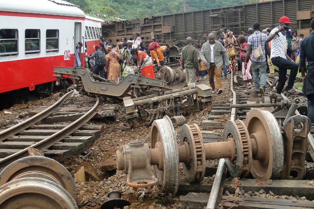 Passenger escapes the site of a train derailment in Eseka on October 21, 2016.  AFP / STRINGER