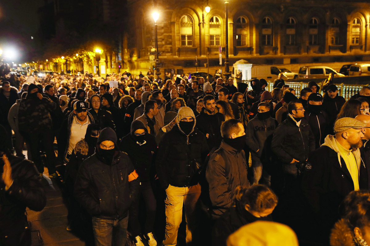 French police officers march towards the Paris City Hall (Hotel de Ville) during a protest against mounting attacks on officers on October 21, 2016. Hundreds of police have taken to the streets of Paris with night demonstrations calling for reinforcements