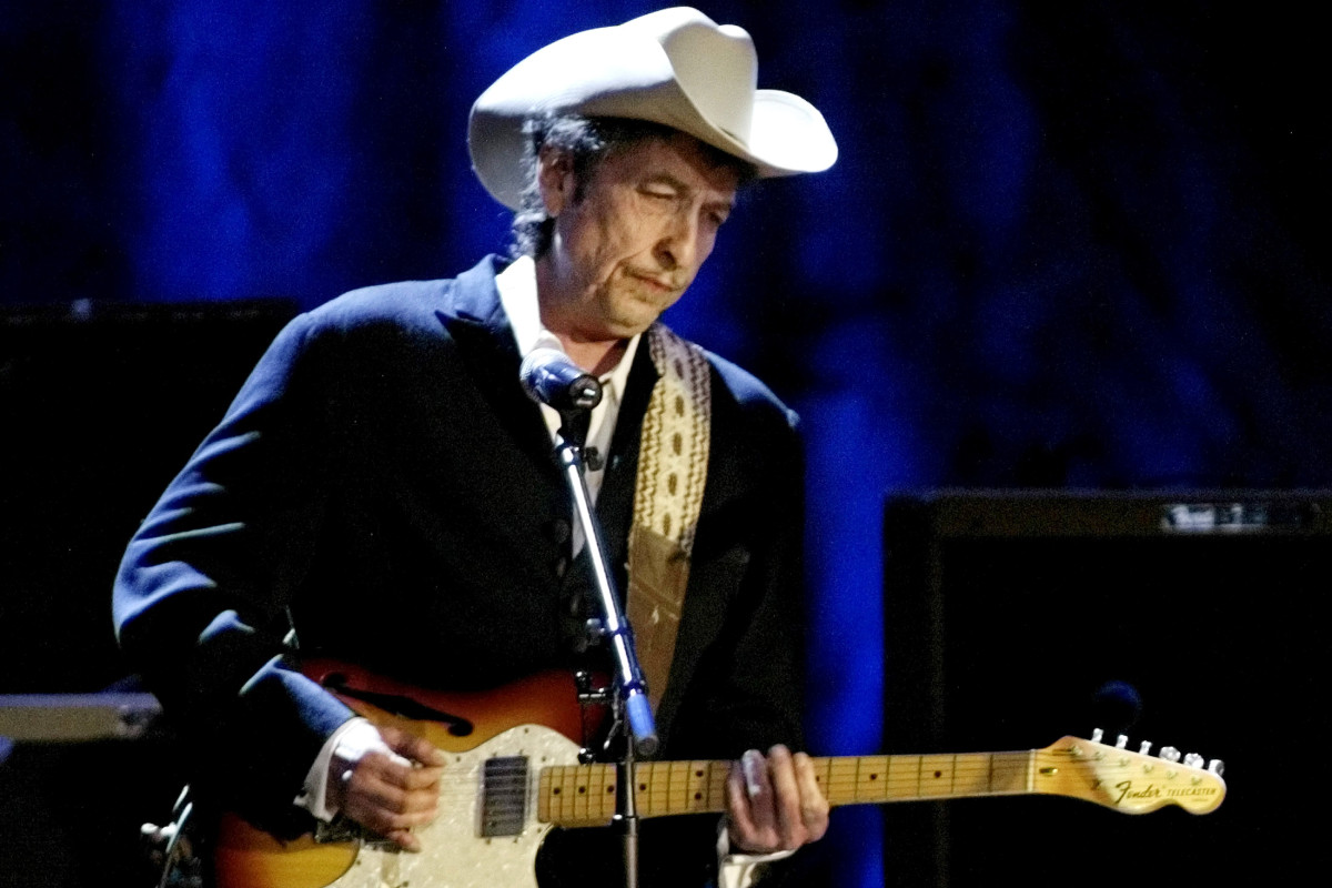 Rock musician Bob Dylan performs at the Wiltern Theatre in Los Angeles in this file photo from May 5, 2004. (REUTERS/Robert Galbraith RG) 