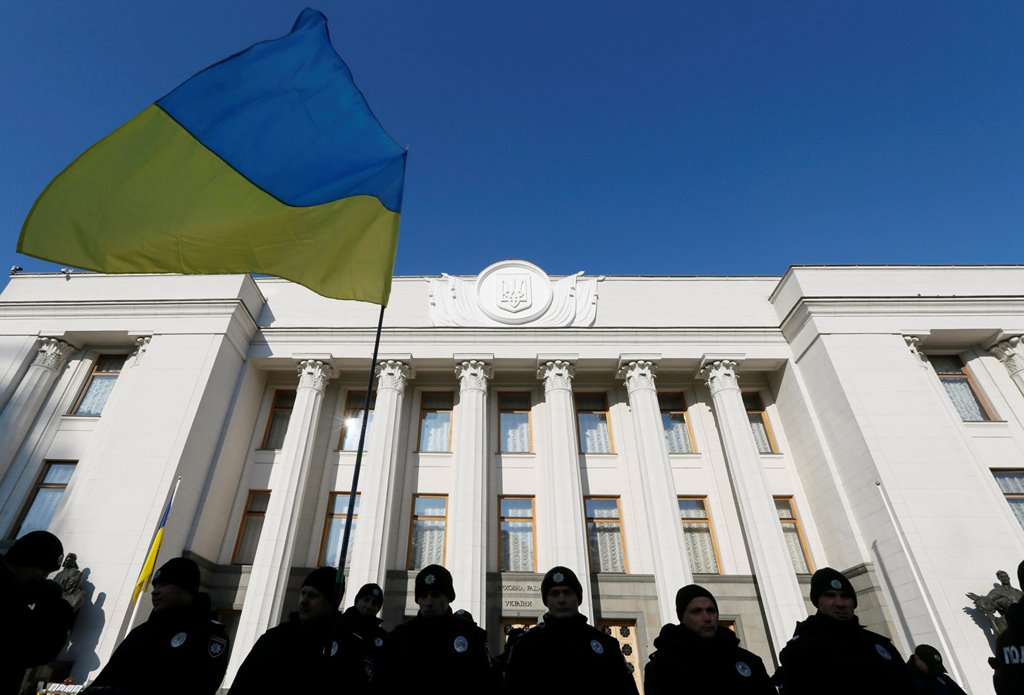 Police officers stand guard during a rally in front of the Ukrainian parliament building in Kiev, Ukraine, October 18, 2016. Reuters/Valentyn Ogirenko
