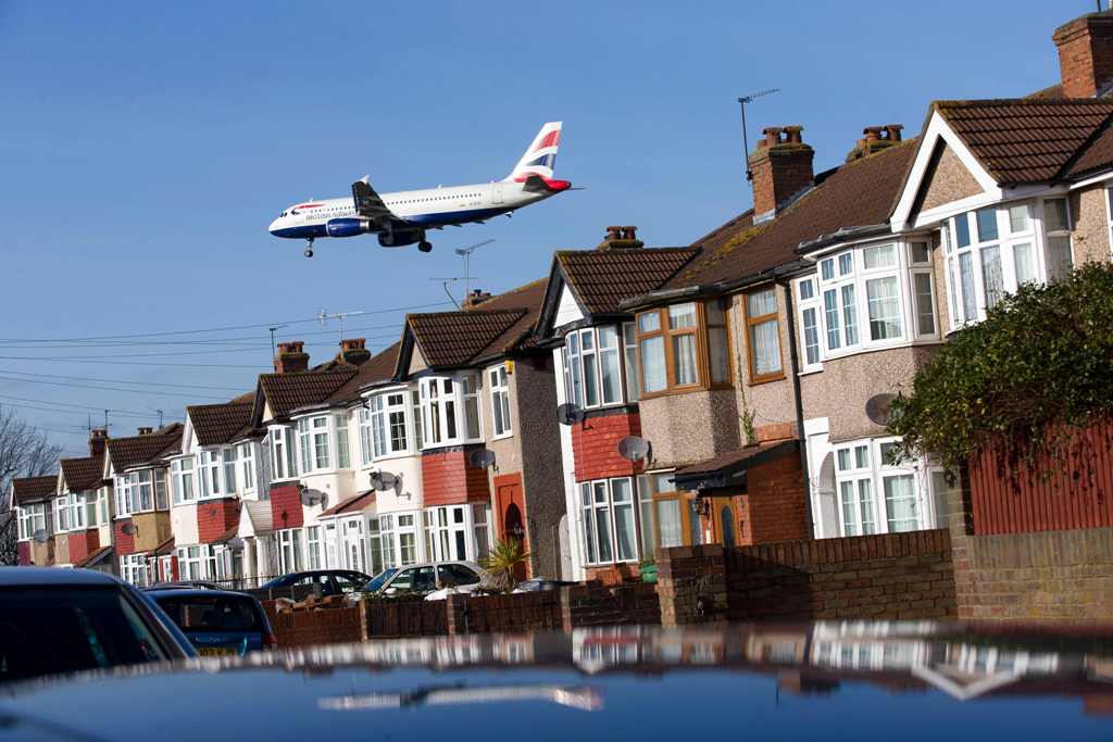 (FILES) This file photo taken on February 18, 2015 shows a British airways plane preparing to land at Heathrow Airport in west London. The British government has confirmed on October 25, 2016 that it backs the expansion of London's heathrow airport. / AFP