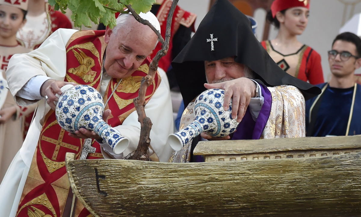 Pope Francis and Catholicos of All Armenians Karekin II water a tree planted in a Noahs Ark sculpture during an ecumenical meeting and a prayer for peace in Republic Square, Yerevan on June 25, 2016. (AFP / TIZIAN) 