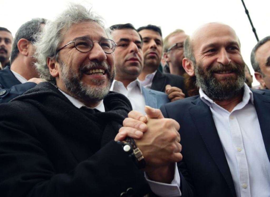 File photo of Editor-in-chief of Turkish daily Cumhuriyet, Can Dundar (L), and Ankara editor Erdem Gul as they arrive at the Istanbul courthouse before their trial on March 25, 2016 (AFP Photo/Bulent Kilic)