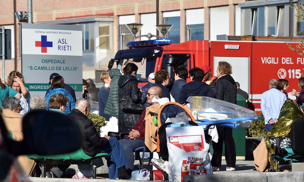 People are evacuated from an hospital following an earthquake in Rieti, Italy, October 30, 2016. REUTERS/Emiliano Grillotti FOR EDITORIAL USE ONLY. NO RESALES. NO ARCHIVES.