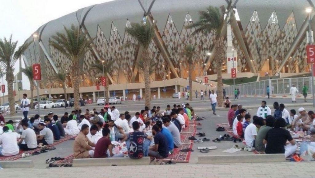 (File Photo) Saudi Fans break the Ashura fast before the match outside Al Jawhara Stadium, October 11, 2016. Source: twitter.com/mahdi1052