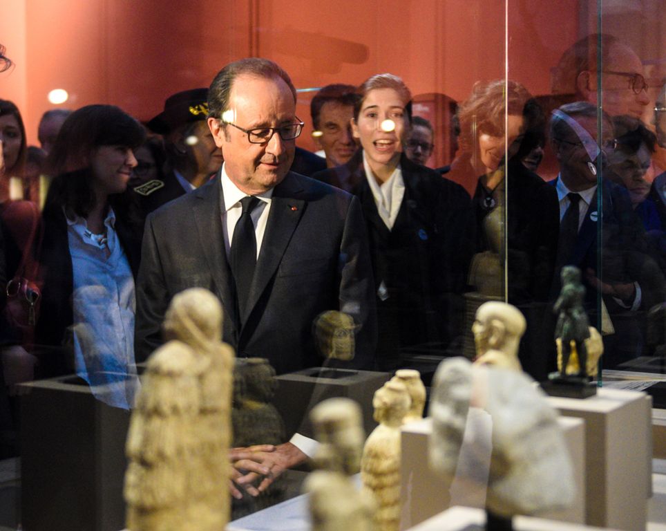 French president François Hollande (L) visits the 