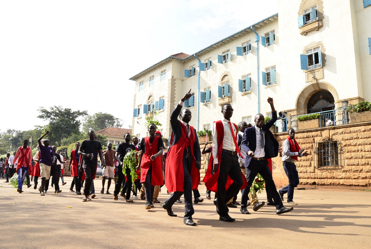 Students of Makerere University, supporting academicians, stage a demonstration to protest their salary delay in Kamapala, Uganda on November 1, 2016. ( Lubowa Abubaker - Anadolu Agency )