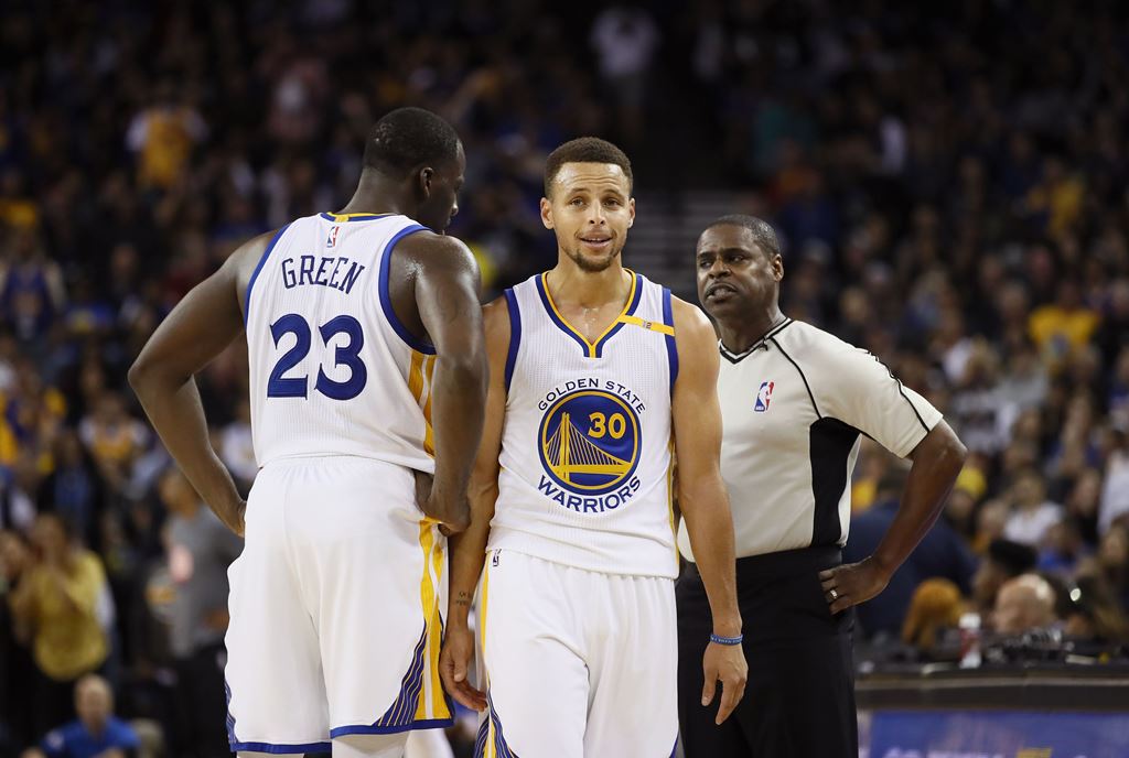 Stephen Curry #30 and Draymond Green #23 of the Golden State Warriors complain to referee Leroy Richardson during their game against the New Orleans Pelicans at ORACLE Arena on November 7, 2016 in Oakland, California. Ezra Shaw/Getty Images/AFP