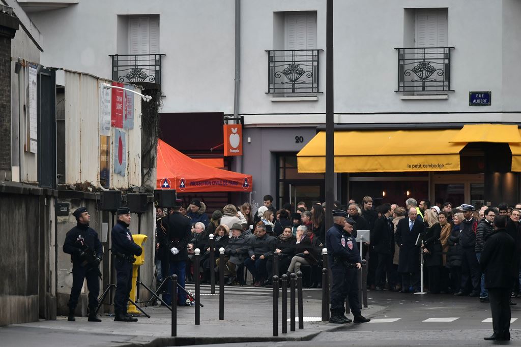 French police stand guard as people gather in front of the Le Petit Cambodge restaurant at the Rue Alibert in Paris, on November 13, 2016, ahead of a ceremony to mark the first anniversary of the Paris terror attacks. AFP / PHILIPPE LOPEZ