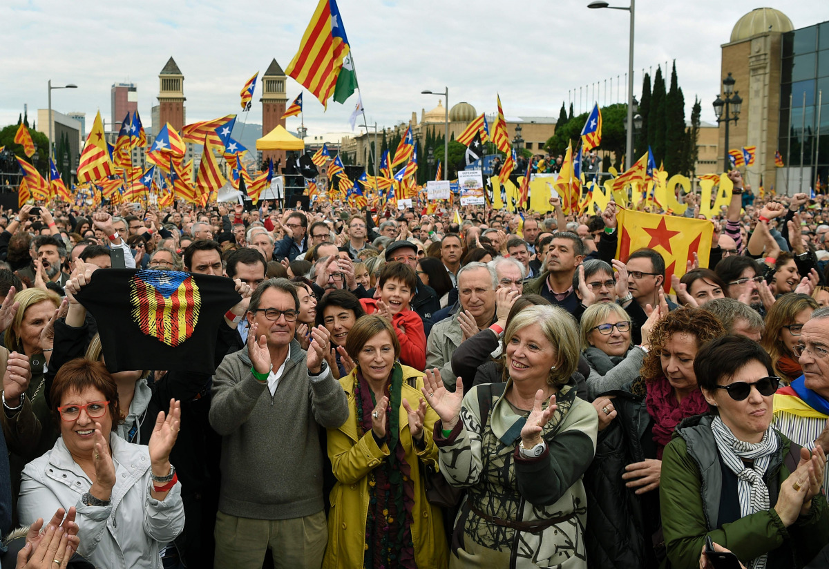 Former President of the Catalan Government Artur Mas (C-L) and Catalan Parliament President Carme Forcadell (C) applaud during a demonstration organized by ANC (Catalan National Assembly), AMI (Association of Municipalities for Independence) and Omnium Cu