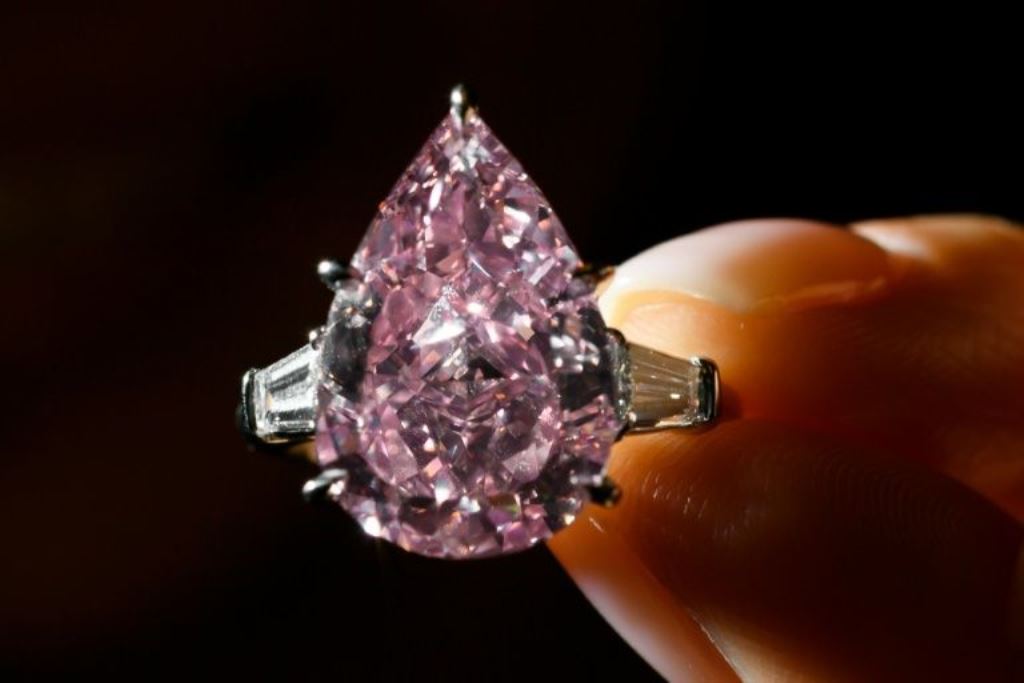 'The Pink' weighing 9.14 carats is expected to go for $16 to $18 million at an upcoming auction in Geneva on November 15, 2016. AFP