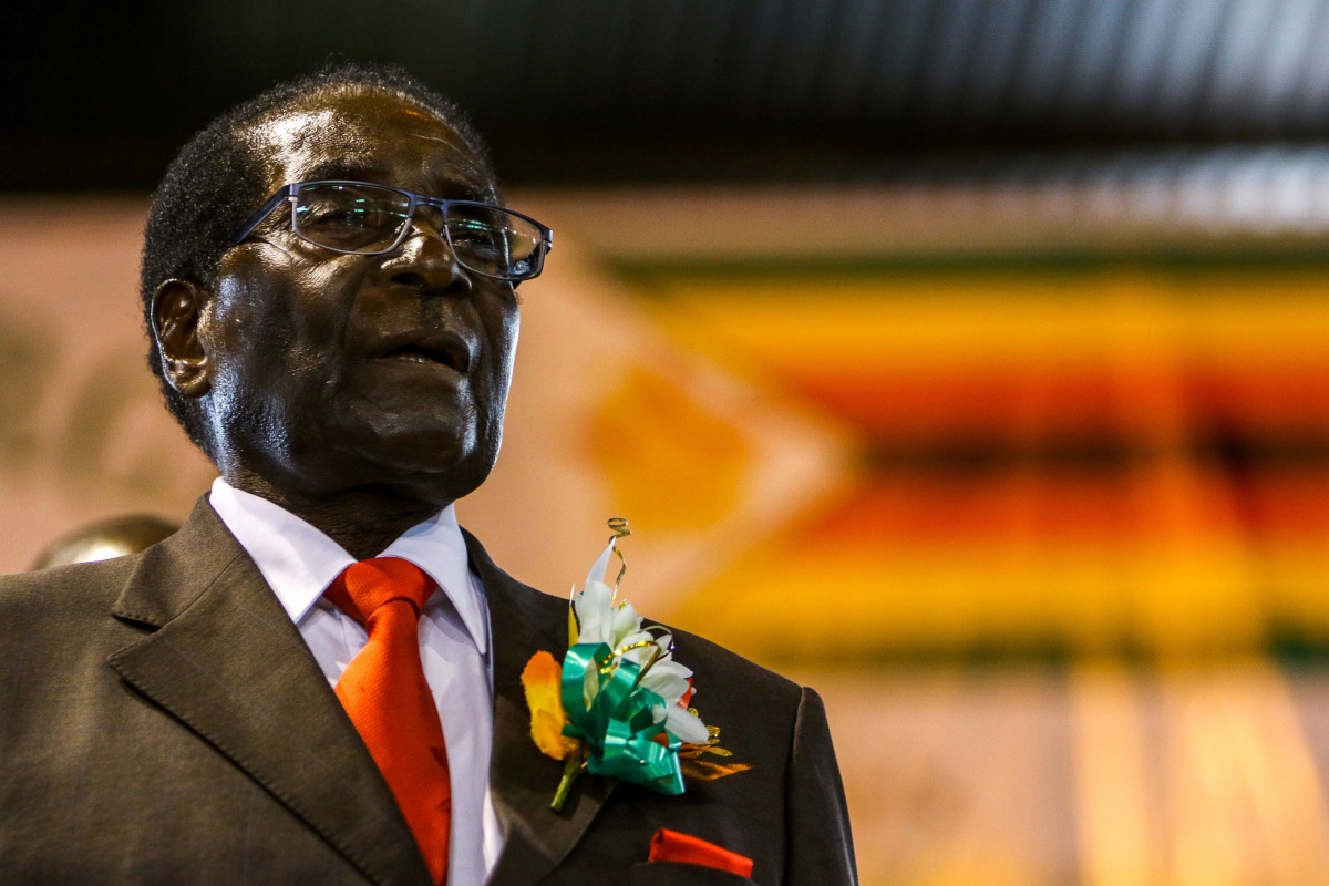 Zimbabwe President Robert Mugabe attends a meeting with the Zimbabwe National Liberation War Veterans Associatioin on April 7, 2016 in Harare (AFP / JEKESAI NJIKIZANA)