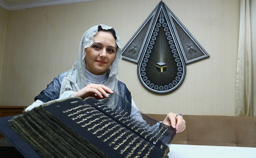 Painter and decorative artist Tünzale Memmedzade wrote Quranic verses on silk. Nov. 2016. (AA Photo)