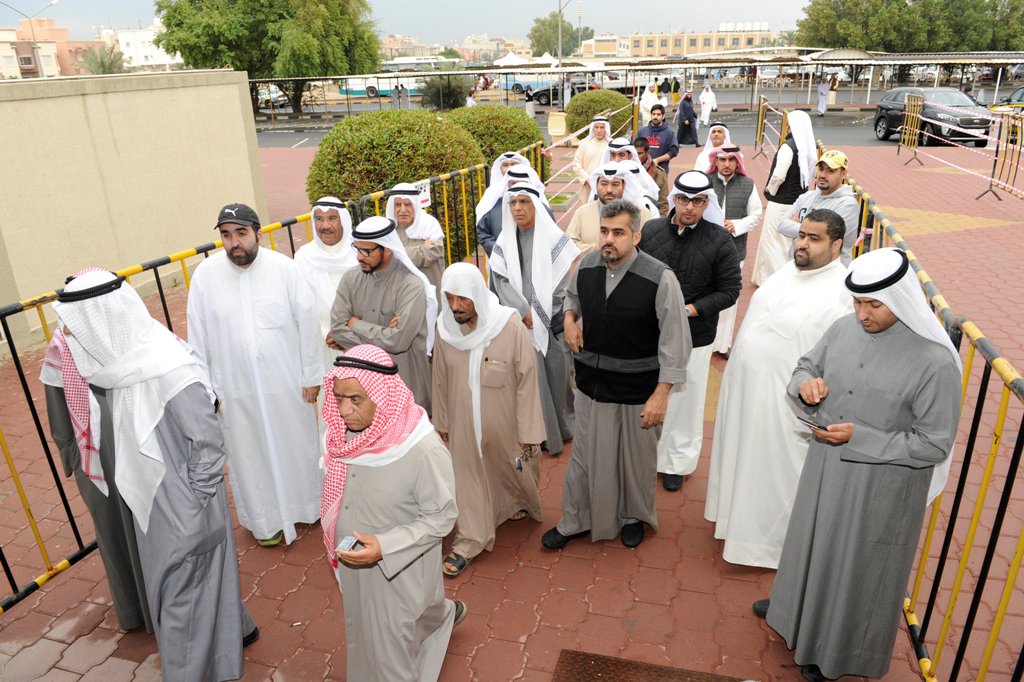 Kuwaiti men arrive to cast their votes during parliamentary election in a polling station in Kuwait City, Kuwait November 26, 2016. REUTERS/Stringer EDITORIAL USE ONLY. NO RESALES. NO ARCHIVE.
