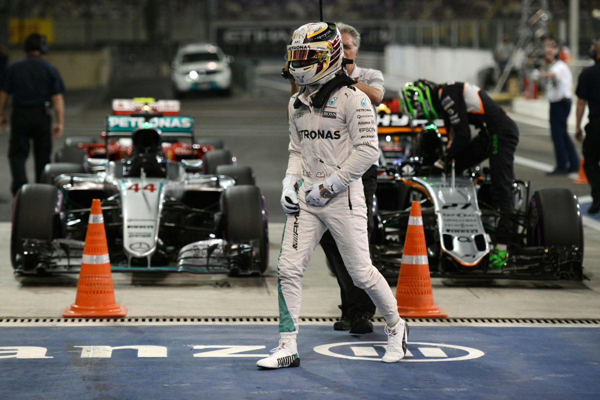 Mercedes AMG Petronas F1 Team's British driver Lewis Hamilton leaves his car after taking pole position in the qualifying session as part of the Abu Dhabi Formula One Grand Prix at the Yas Marina circuit on November 26, 2016. (AFP / MOHAMMED AL-SHAIKH)