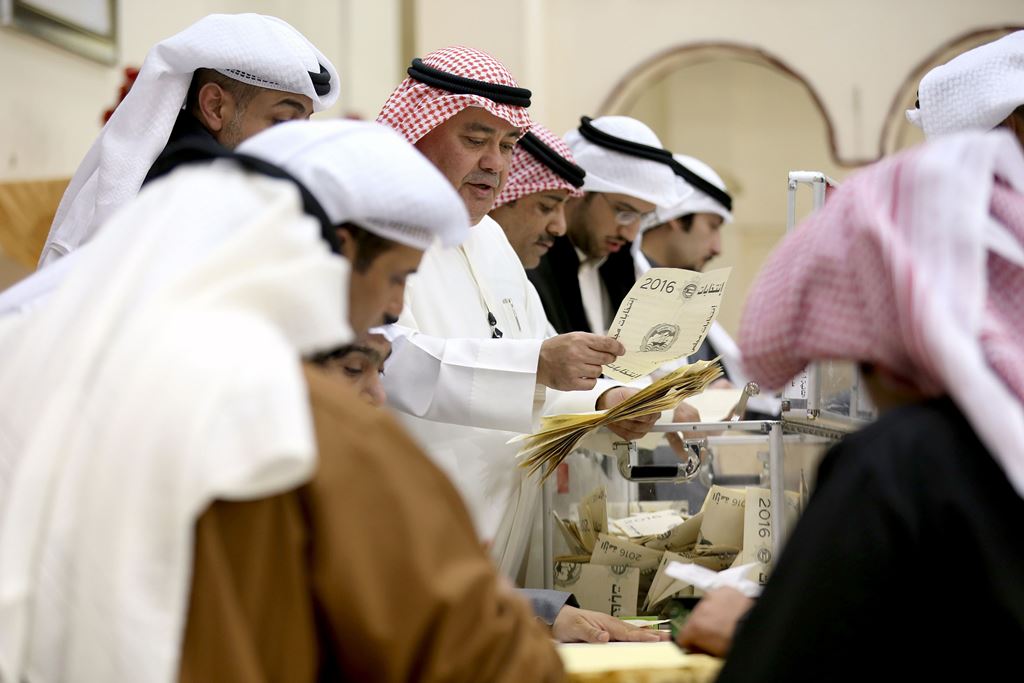 A Kuwaiti judge (C) and his aides count the ballots at a polling station at the end of the vote in the Sabah al-Salem district on the outskirts of Kuwait city on November 26, 2016. AFP / Yasser Al-Zayyat
