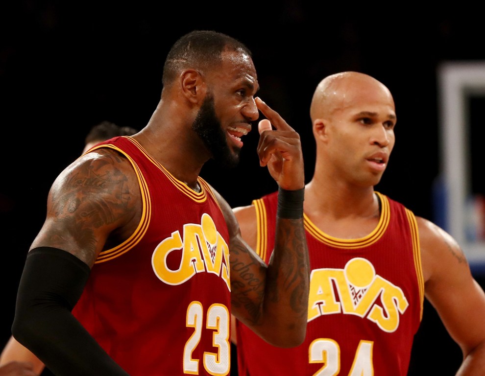 LeBron James #23 of the Cleveland Cavaliers points to his eye after he was hit in the first half against the New York Knicks at Madison Square Garden on December 7, 2016 in New York City. AFP
