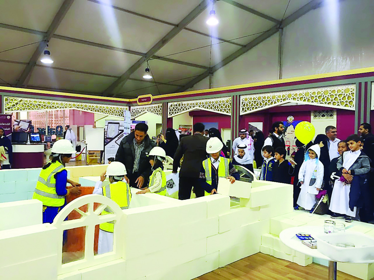 Children undertake minor engineering tasks at the pavilion of the Ministry of Municipality and Environment at Darb El Saai.