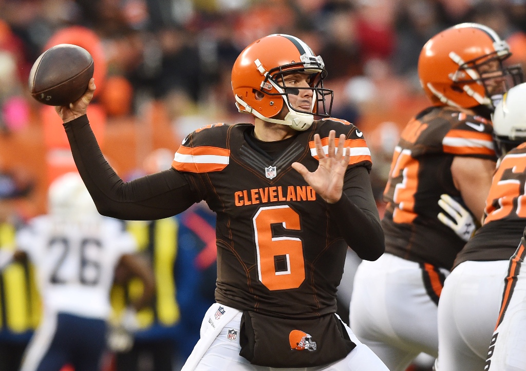 Cleveland Browns quarterback Cody Kessler (6) throws a pass during the second half at FirstEnergy Stadium. The Browns won 20-17. Ken Blaze
