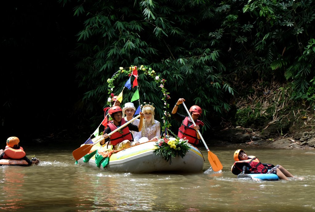 Novanto Rahman and his bride Sandra Fidelia Novianti, a volunteer who takes part in a Ciliwung river clean-up initiative, hold part of their wedding ceremony on the Ciliwung, which runs more than 100 km (60 miles) from its source in West Java to Jakarta b