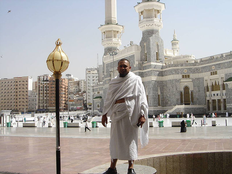 A pilgrim wearing an ihram to perform umrah in the Grand Mosque in Makkah, Saudi Arabia. (Rammaum / Wikimedia Commons)