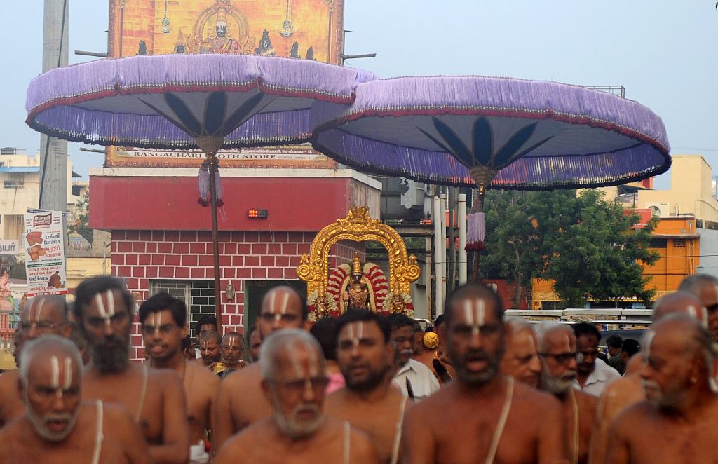 In this photograph taken on November 8, 2016, India temple priests carry a diety of Hindu god Parthasarathy in a procession on a street in Chennai. AFP / Arun SANKAR
