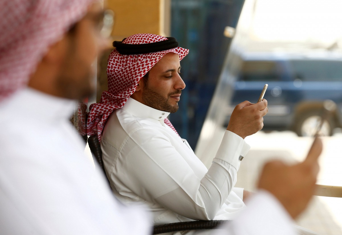 Saudi men explore social media on their mobile devices as they sit at a cafe in Riyadh May 24, 2016 (REUTERS / Faisal Al Nasser) 