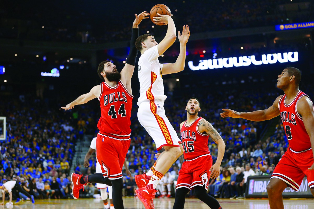 Golden State Warriors guard Klay Thompson (centre) in action against Chicago Bulls during their NBA game at Oracle Arena yesterday.