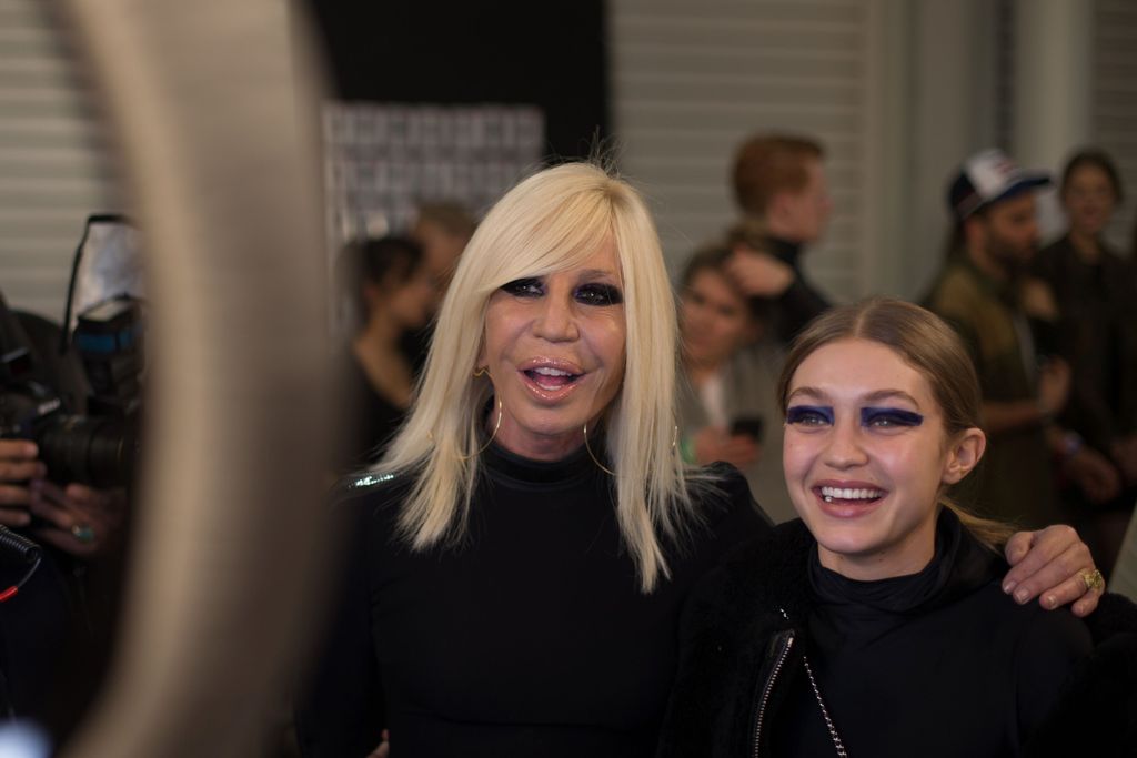 Italian fashion designer Donatella Versace and US model Gigi Hadid pose backstage before the Versus (Versace) catwalk show on the second day of the Autumn/Winter 2017 London Fashion Week in London on February 18, 2017. / AFP / Daniel LEAL-OLIVAS
