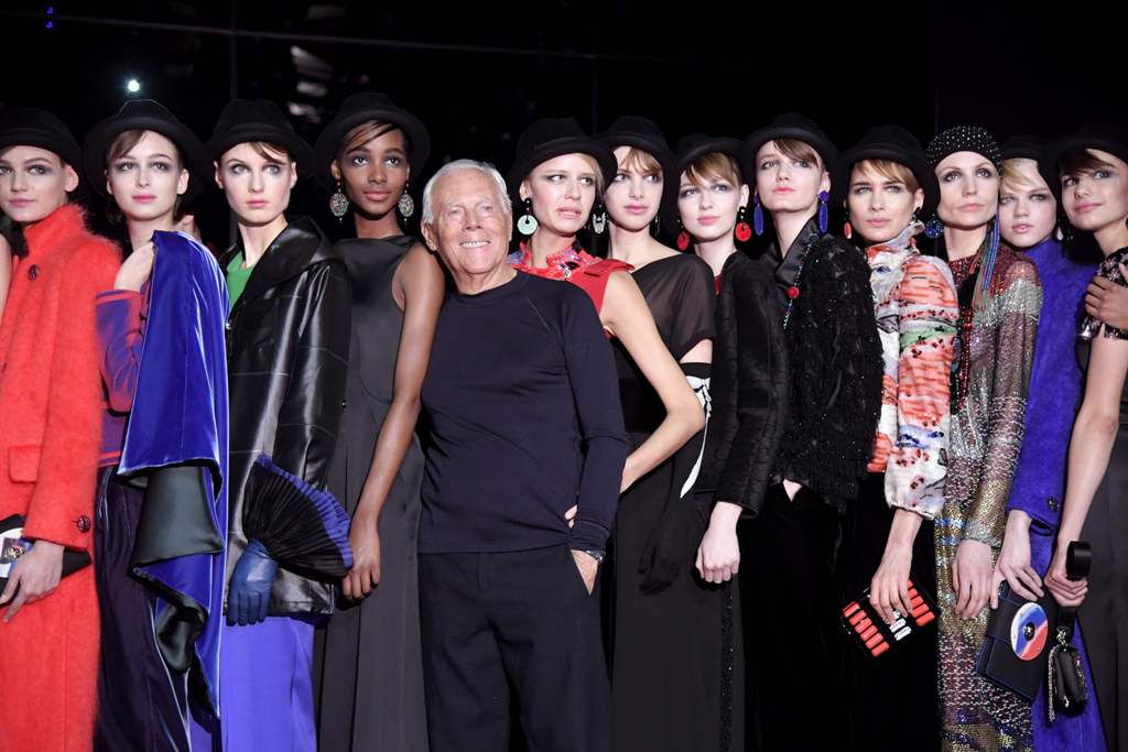 Italian designer Giorgio Armani (C) poses with models at the end of his show during the Women's Fall/Winter 2017/2018 fashion week in Milan, on February 27, 2017. / AFP / Tiziana FABI
