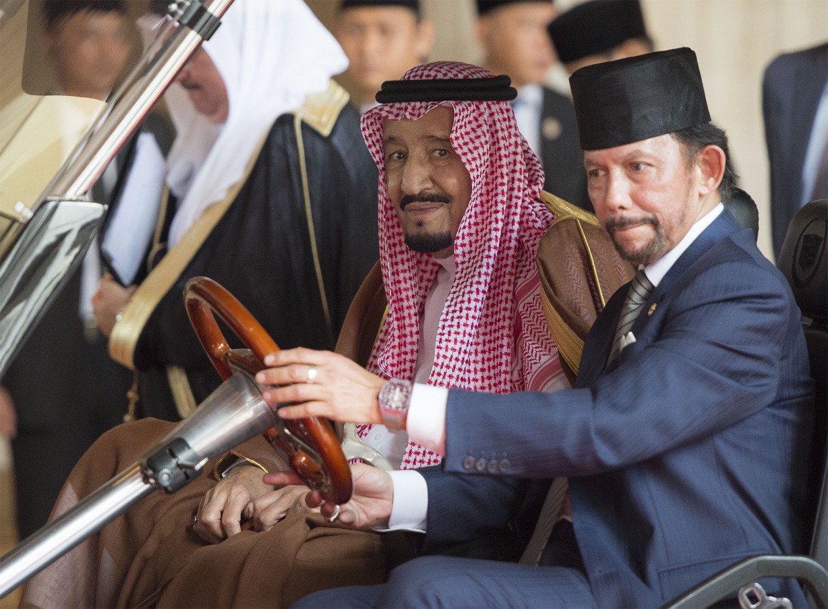 Brunei's Sultan welcomes King of Saudi Arabia in Bandar Seri Begawan, Brunei on March 4, 2017. (Bandar Algaloud / Saudi Kingdom Council / Anadolu)