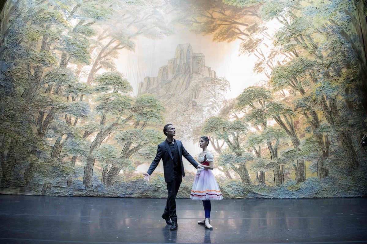 French dancer Laurent Hilaire, the new artistic director of Moscow's Stanislavsky Music Theatre ballet troupe, speaks with a ballerina ahead of the theatre's performance of Giselle in Moscow on February 23, 2017. AFP / Natalia KOLESNIKOVA 