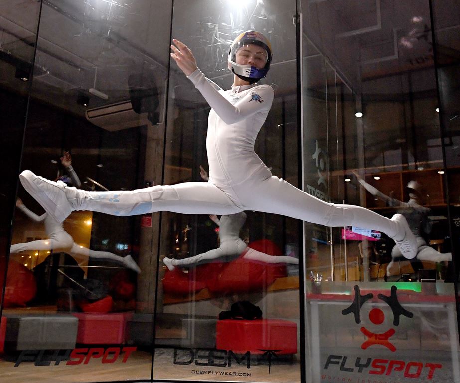 (FILES) This file photo taken on February 19, 2017 shows Maja Kuczynska, 17, making airborne gymnastic moves during her skydiving performance inside a wind tunnel in the Polish capital Warsaw on February 19, 2017. AFP / Janek Skarzynski 