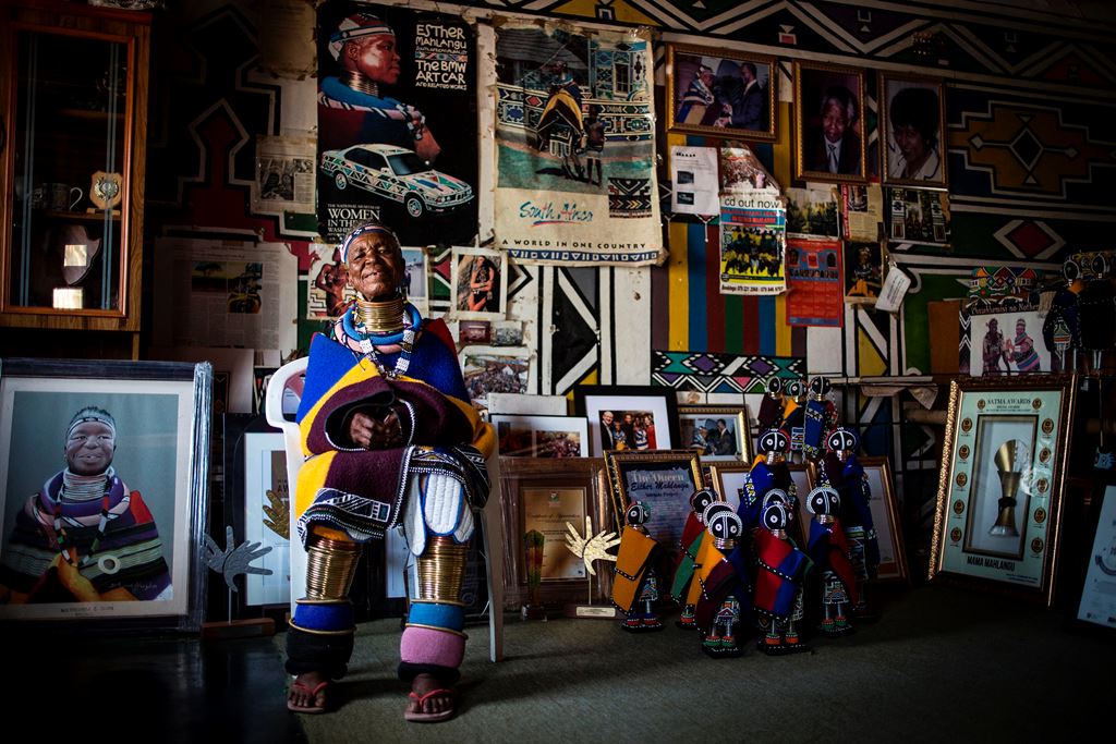 (FILES) This file photo taken on March 6, 2017 shows South African artist Esther Mahlangu, 81, posing at her home in Mabhoko Village, Siyabuswa, Mpumalanga. AFP / GULSHAN KHAN