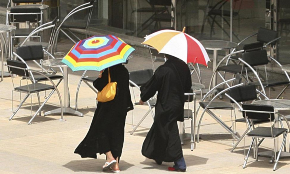 Women walk past an empty coffee shop in Riyadh, July 12, 2007. REUTERS/Ali Jarekji