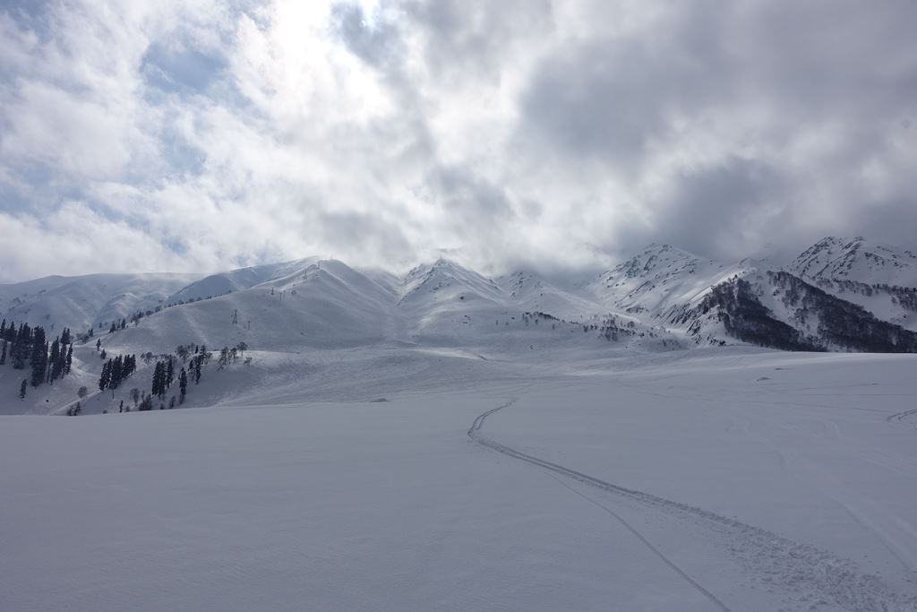 This photograph taken on February 24, 2017 shows a general view of the ski slopes at Gulmarg in Indian-administered Kashmir. AFP / Clement JAFFRE 