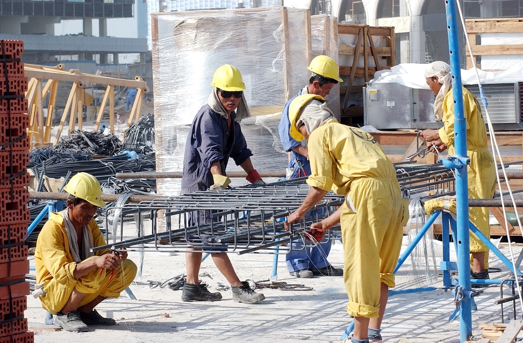 File picture of labourers at a constuction site. 